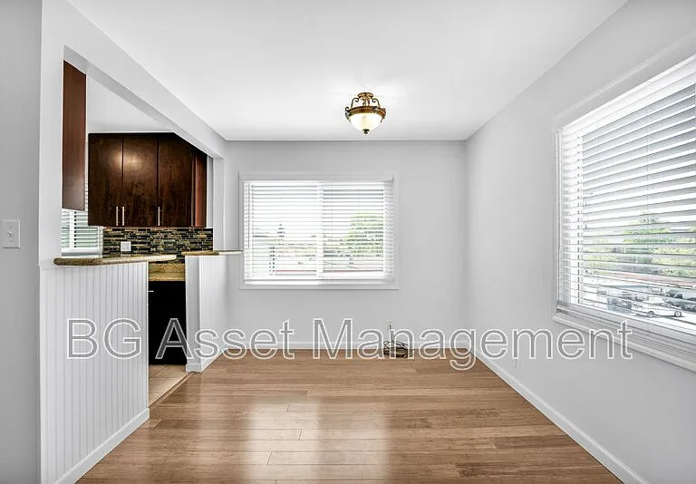 1919 Curtis St #10 — Photo 7