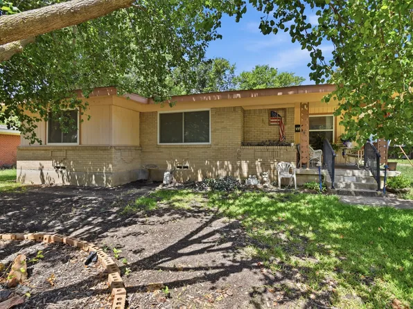 913 Blossom Rd, Garland, TX 75041