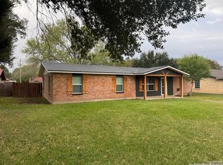 121 Larkspur, Uvalde, TX 78801