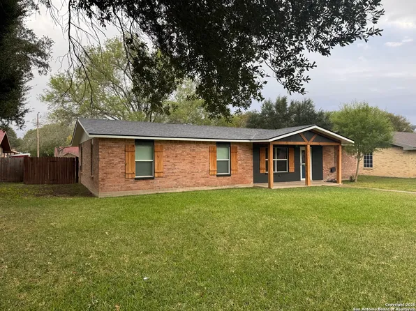 121 Larkspur, Uvalde, TX 78801