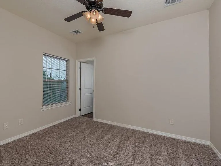 404 Ash St E — Photo 9
