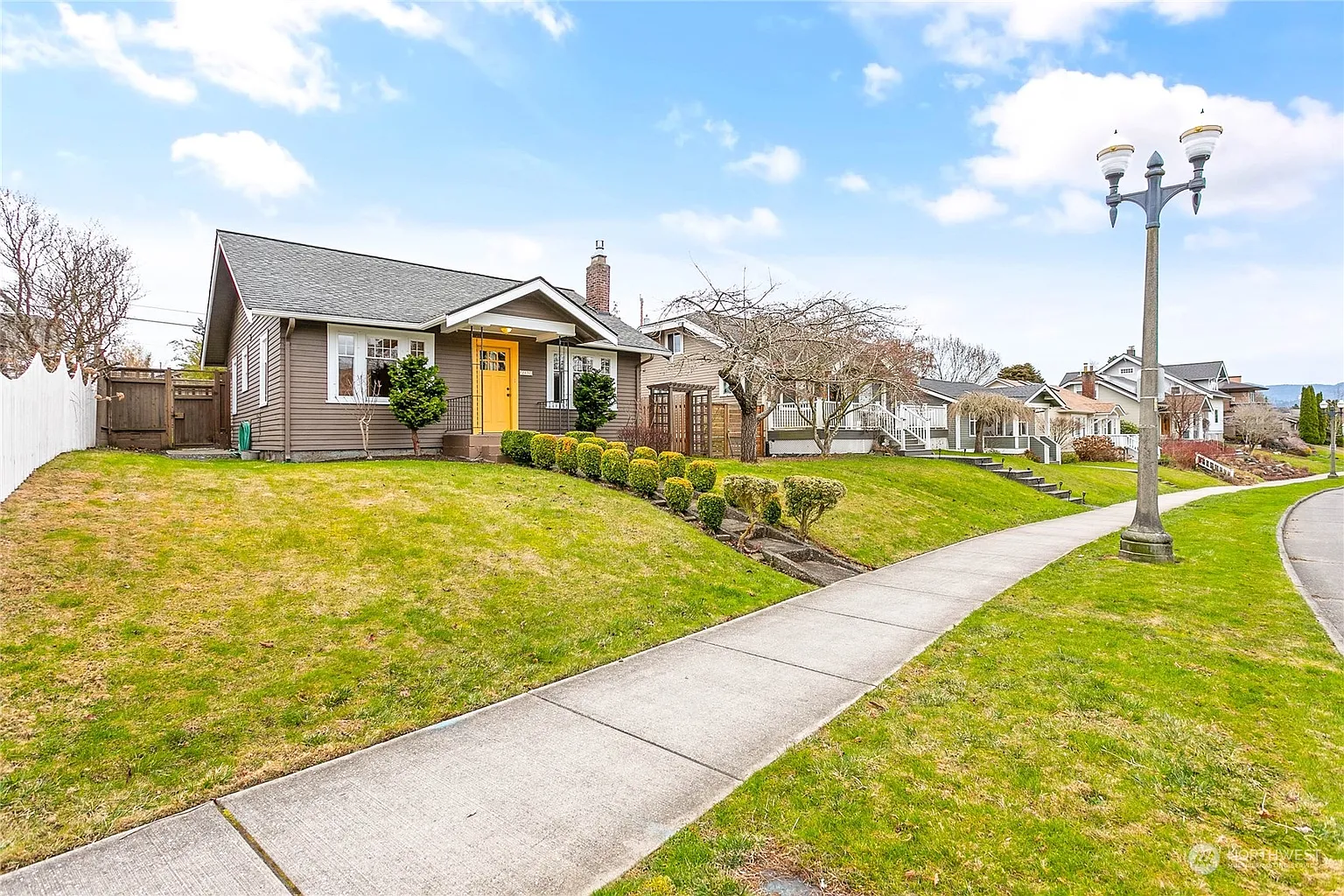 2832 Lyle Street photo 1