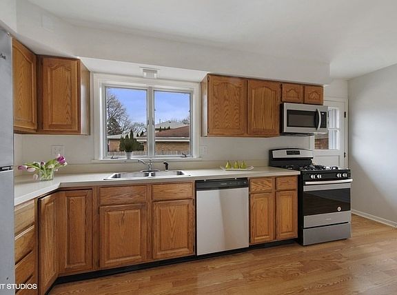 5th image of 2620 Wilmette Ave