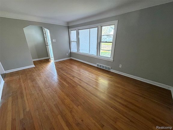 3rd image of 22301 Lange St