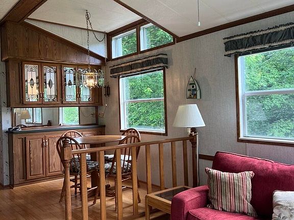 3rd image of 837 Crockett Rd