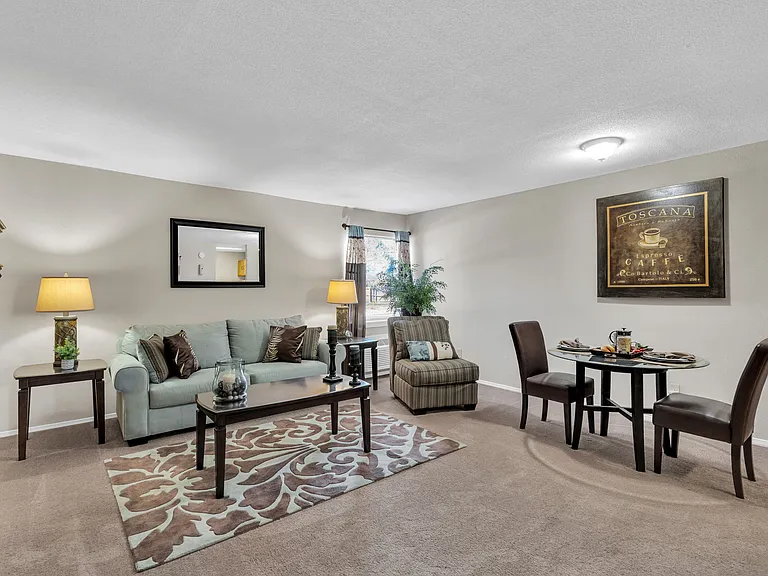 Sunlake Apartments — Photo 40