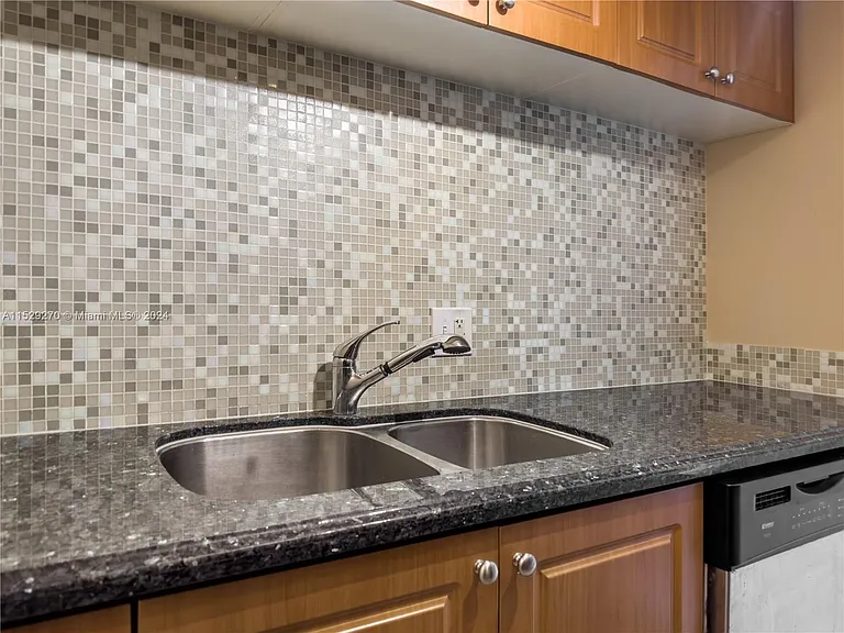 280 SW 20th Rd #702 — Photo 15
