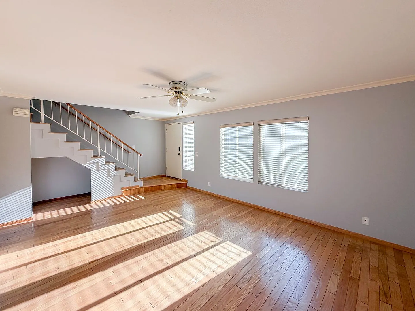 Spacious 2Bd 2,5Ba Townhome with 2 car garage — Photo 2
