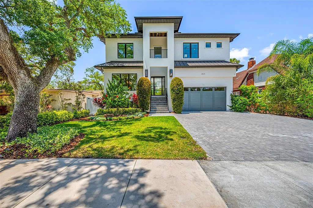 5 bed, 5.5 bath, 4944 sqft, $16,000 — Photo 2