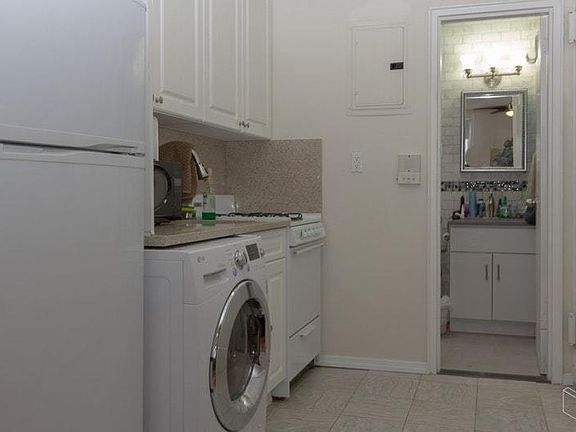 4th image of 216 E 13th St APT 4n