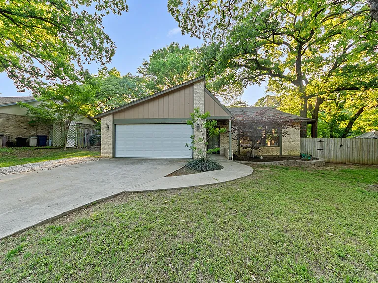 121 Lake Vis W — Photo 1