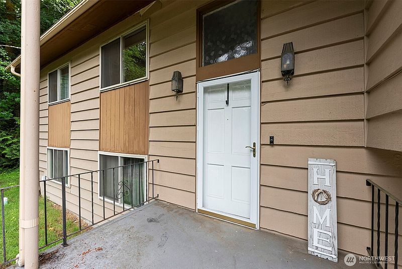 2nd image of 1422 Colchester Dr SE