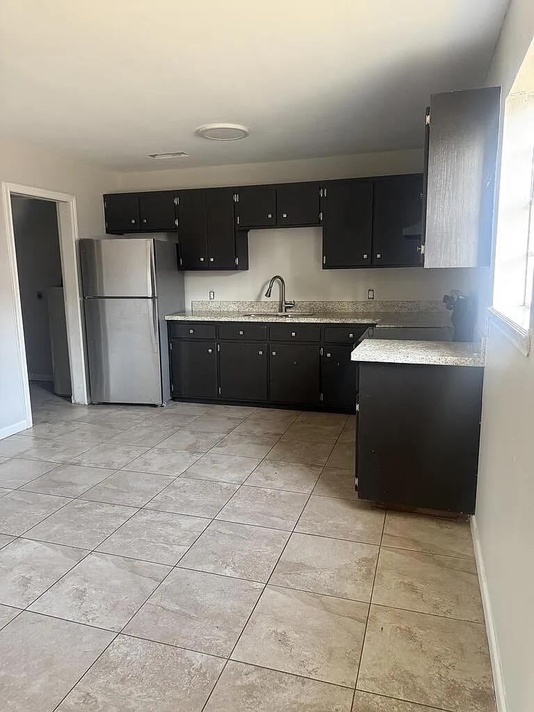 2 bed, 1.0 bath, 1050 sqft, $1,200 — Photo 3