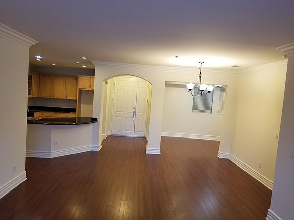 3rd image of 12745 Moorpark St #407