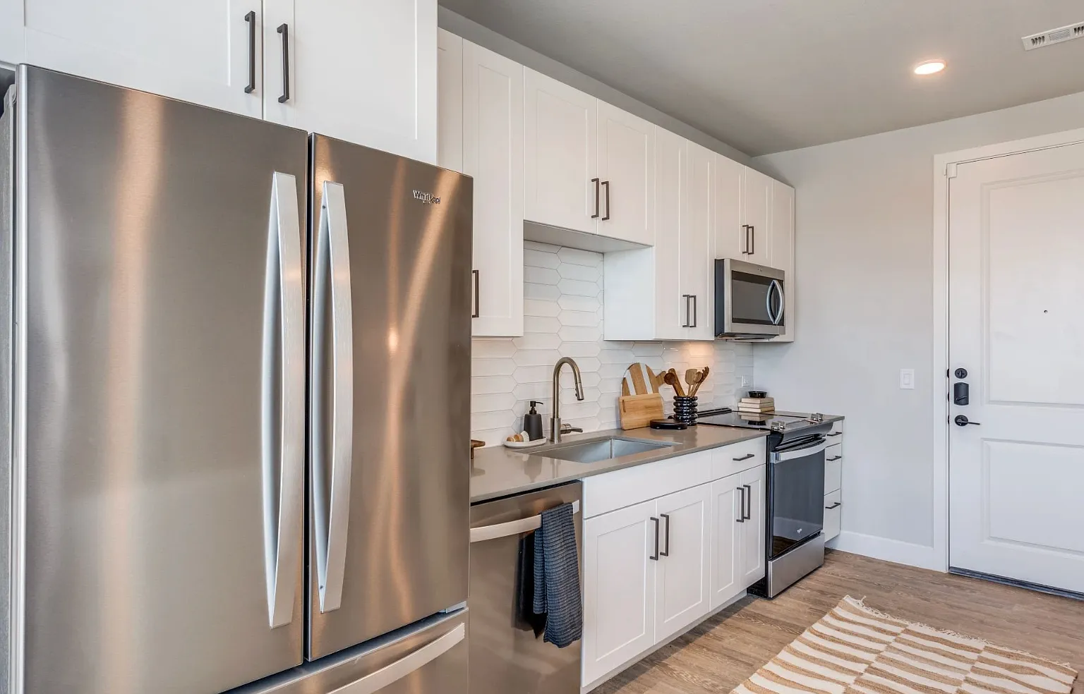 East Side Living 8 Weeks Free Plus $750 Off Look And Lease, Open Concept, Amenities Galore! — Photo 4