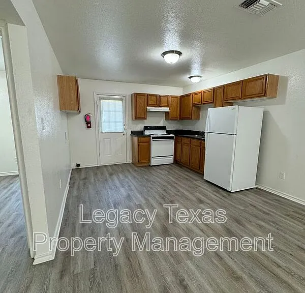 701 Miracle Ln #E — Photo 2