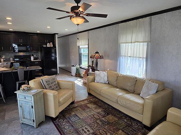 5th image of 37 Meadowview Dr