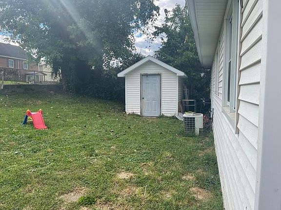 4th image of 1710 Ash St