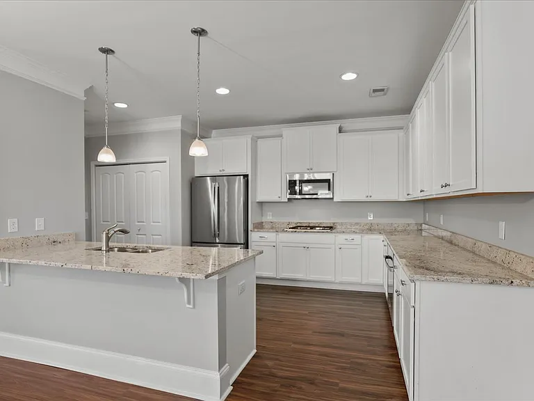 408 Senate St — Photo 6