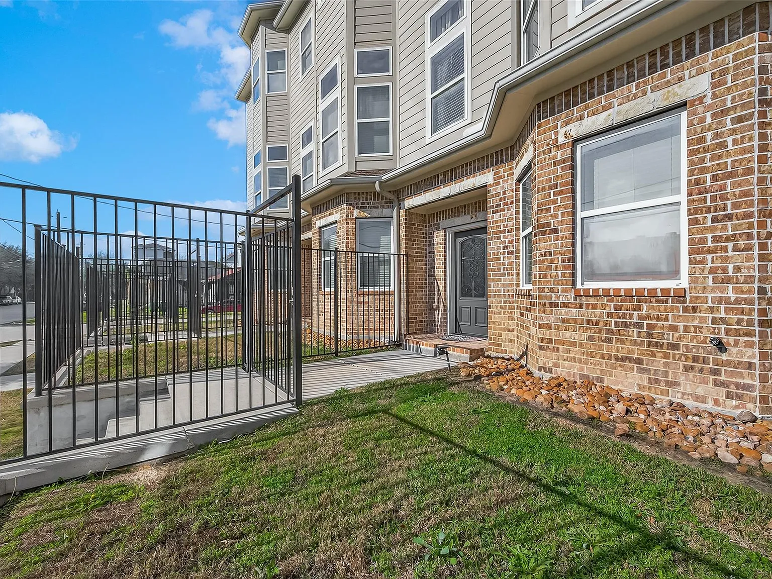 3 bed, 3.5 bath, 2267 sqft, $2,800 — Photo 4