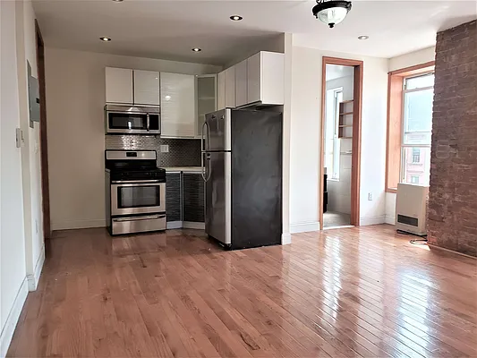 Rented by The Hamilton Group | media 21