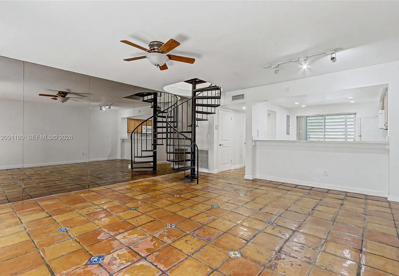 Corona Bay Townhouses Con — Photo 4
