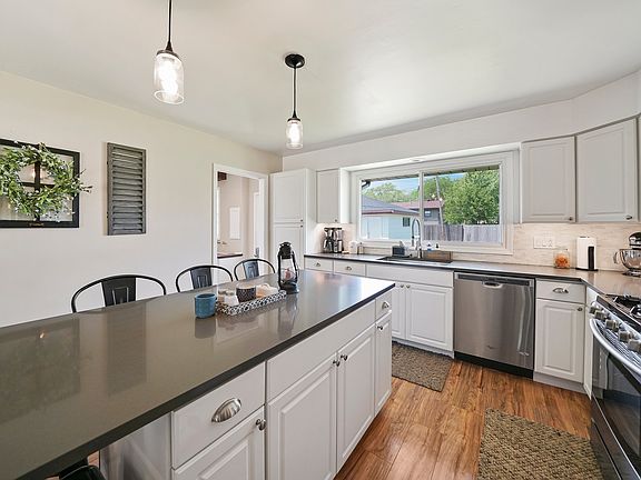 4th image of 302 S Thornwood Dr