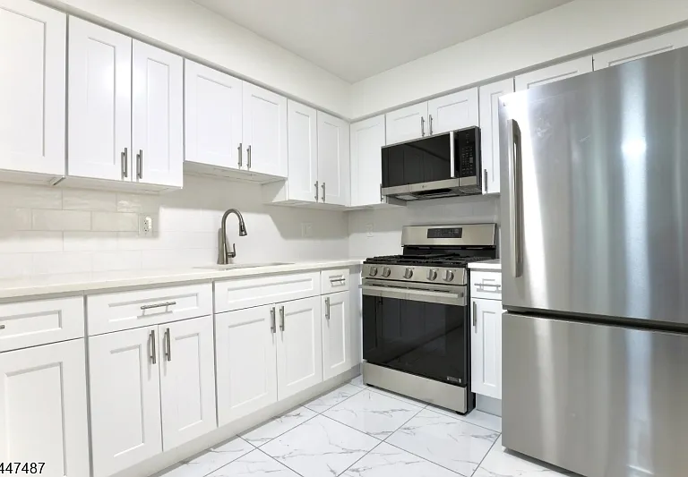 452 Marshall St — Photo 3