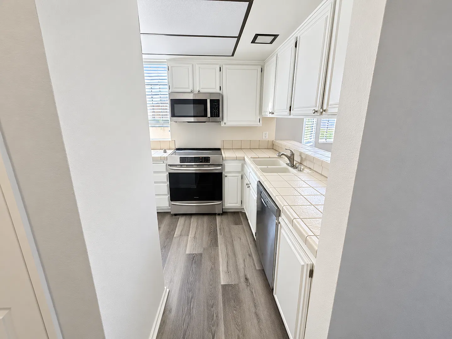 Rare Point Loma Spacious 2BR/2BA Condo with In Unit Laundr, Garage Parking & Storage — Photo 4