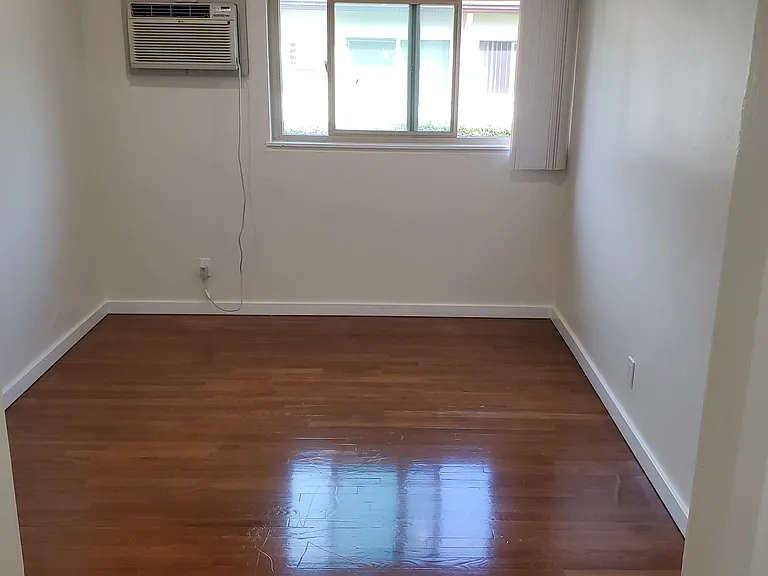 12812 Moorpark St — Photo 8