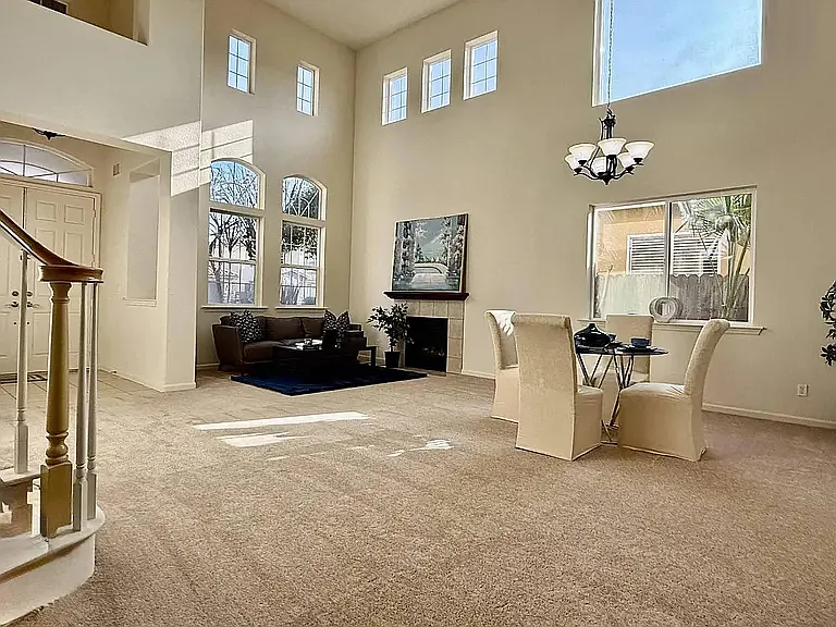 Building Photo - 3017 Roslyn Dr