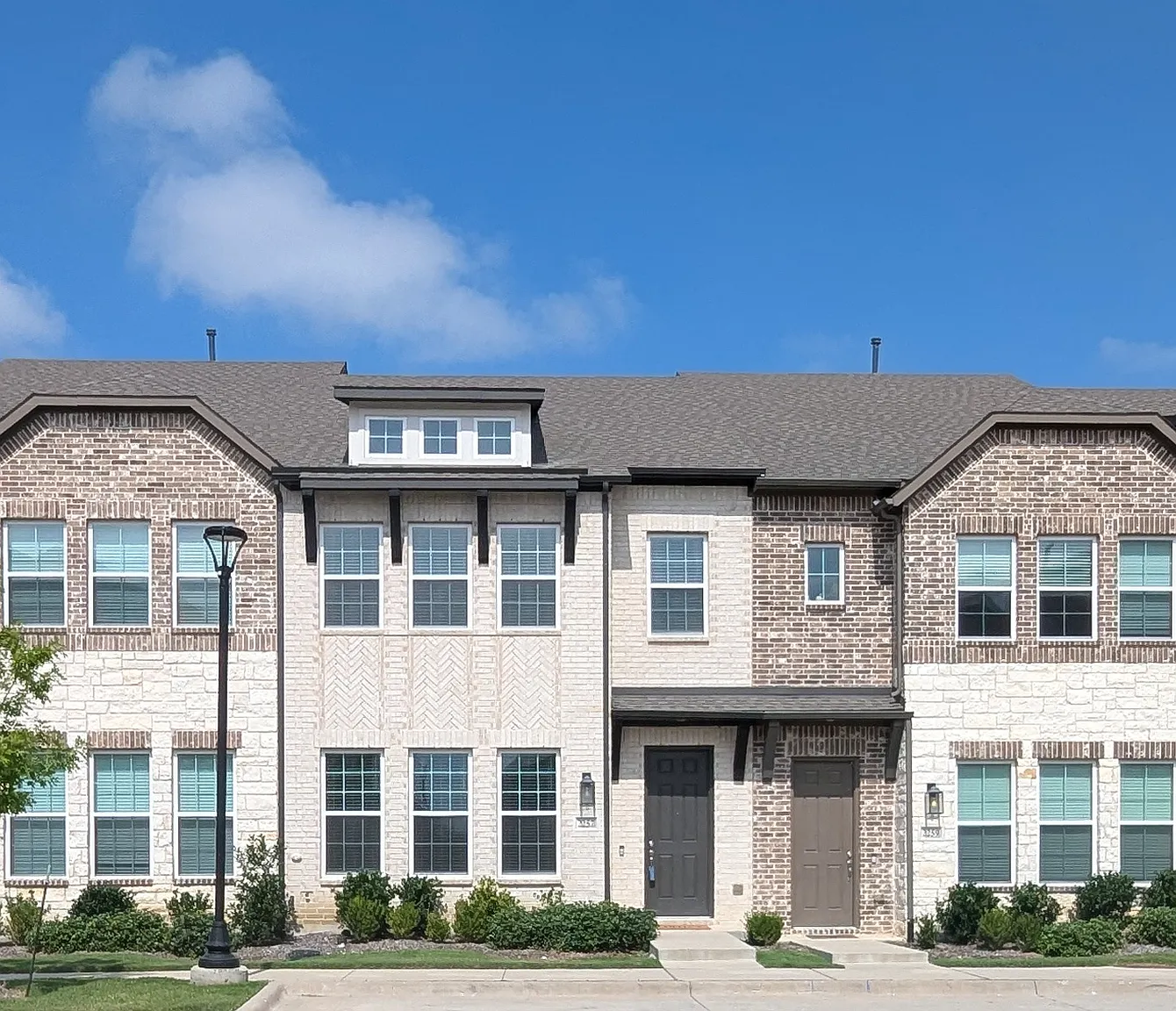 3 bed, 2.5 bath, 1674 sqft, $2,500 — Photo 3