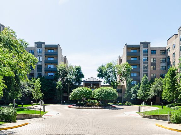 2nd image of 4545 W Touhy Ave APT 624W
