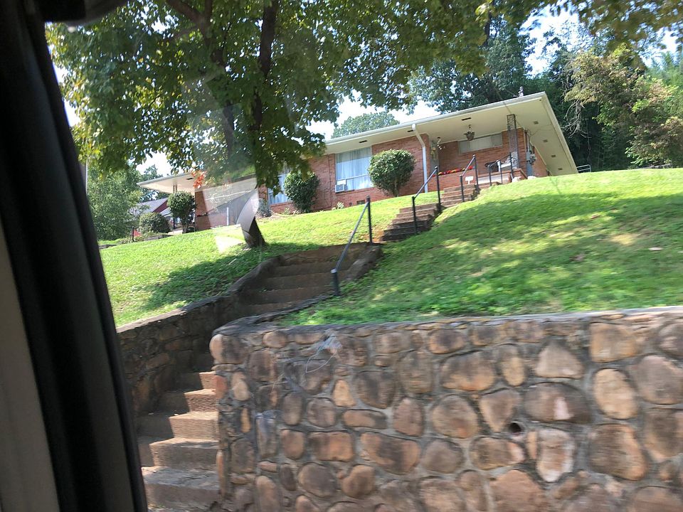 Welcome home to 1123 W. Mississippi Avenue!