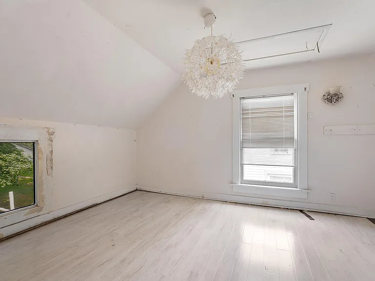 2225 Catalpa Dr — Photo 9