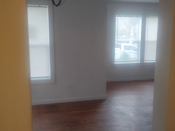 2nd image of 1305 Greenbrier Dr