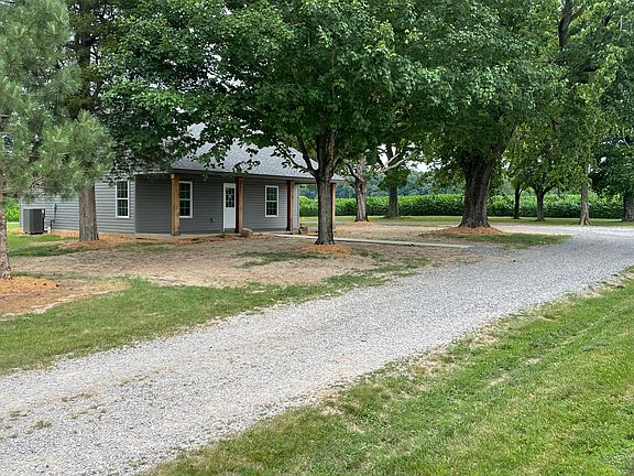 This is a picture of the driving up the short lane road.