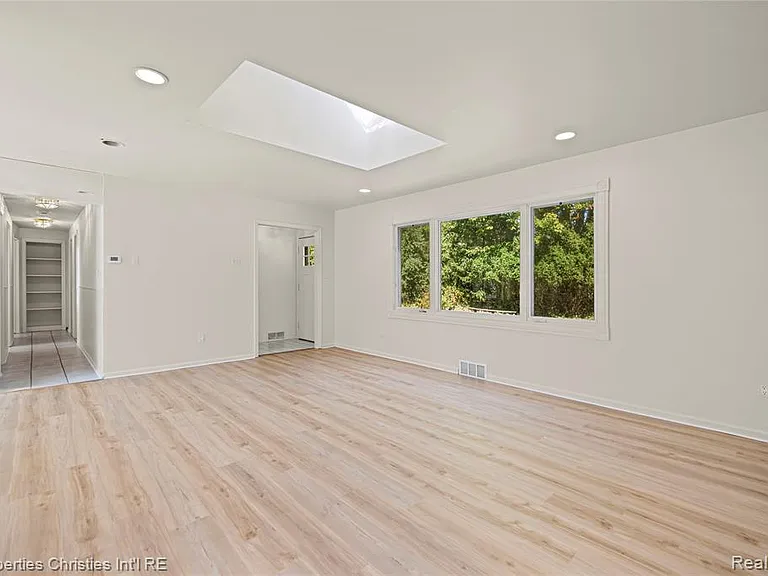 6550 Inkster Rd — Photo 4
