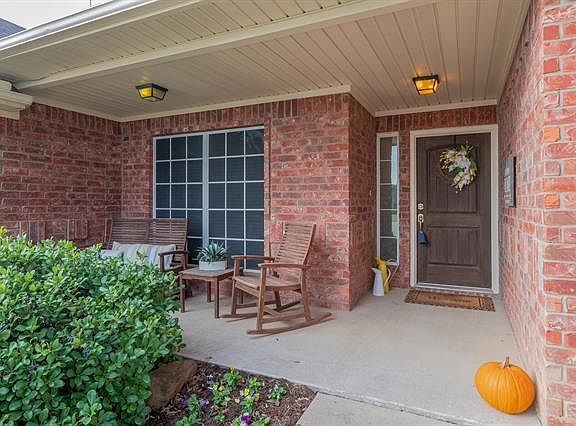 3rd image of 204 Canyon Ct