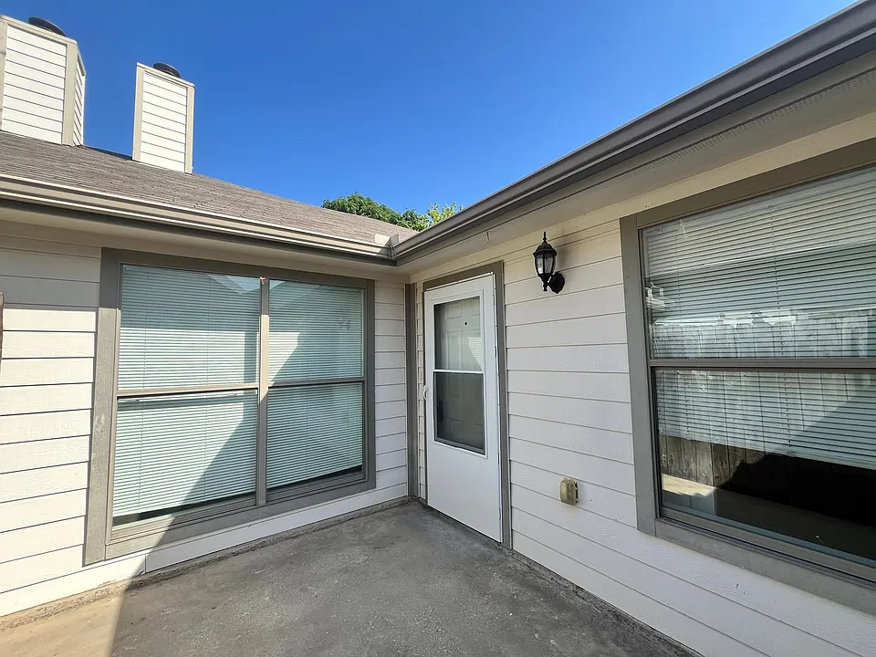 1129 Weston Dr