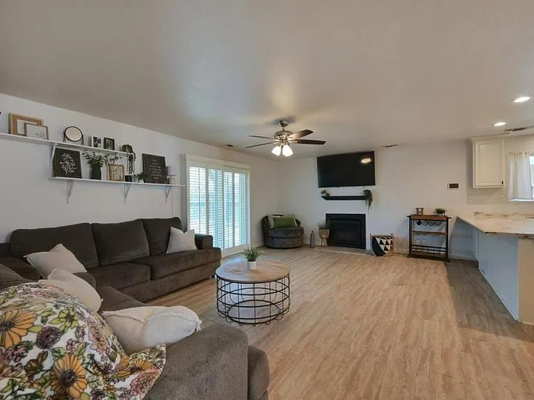 1376 Lisa Way — Photo 5