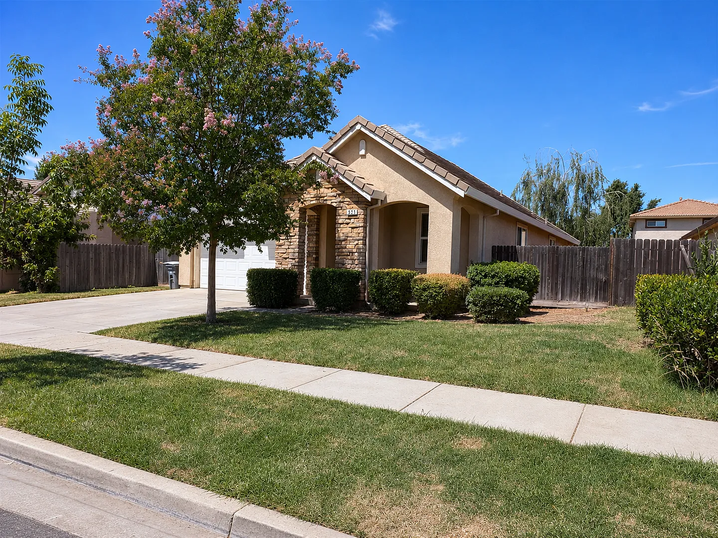 4 bedroom 2 bath home in Merced — Photo 2