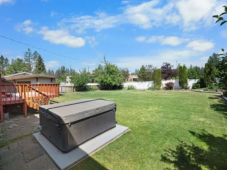 107 E Regina Ave — Photo 41