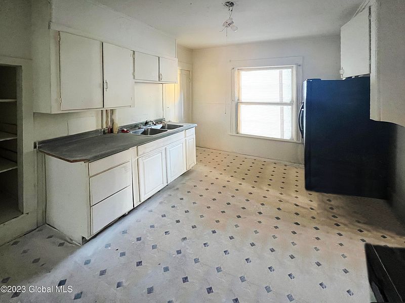 2nd image of 52 Montgomery Street