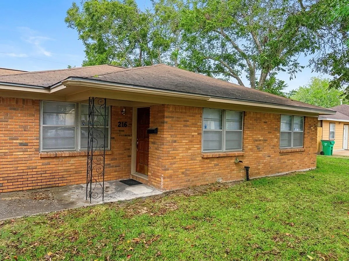 2 bed, 1.0 bath, 1293 sqft, $1,750 — Photo 2