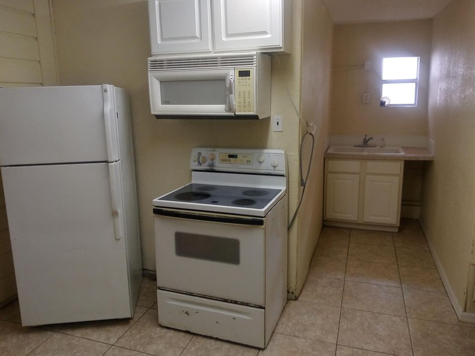 2nd image of 2115 W Cass St
