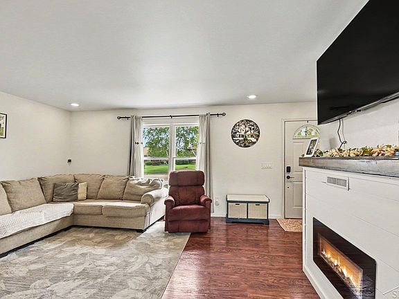 5th image of 3615 Desert Dr