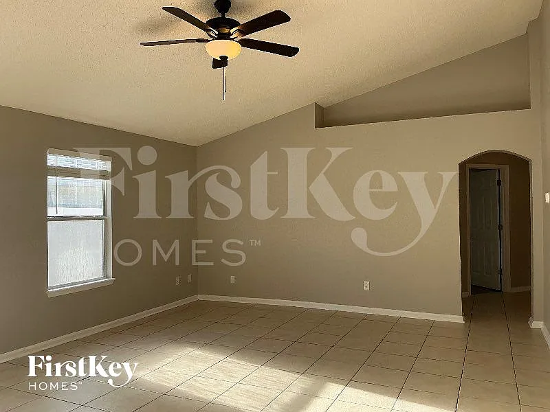 3 bed, 2.0 bath, 1268 sqft, $2,170 — Photo 3