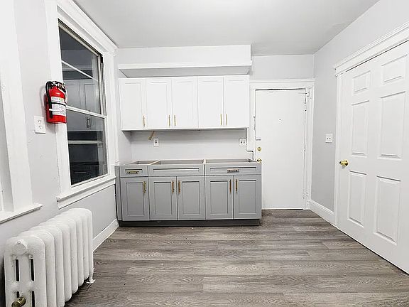 3rd image of 1082 Bond St #B4