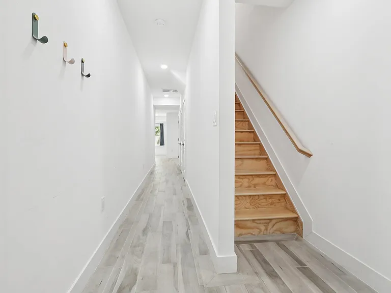 131 Zabriskie St — Photo 11